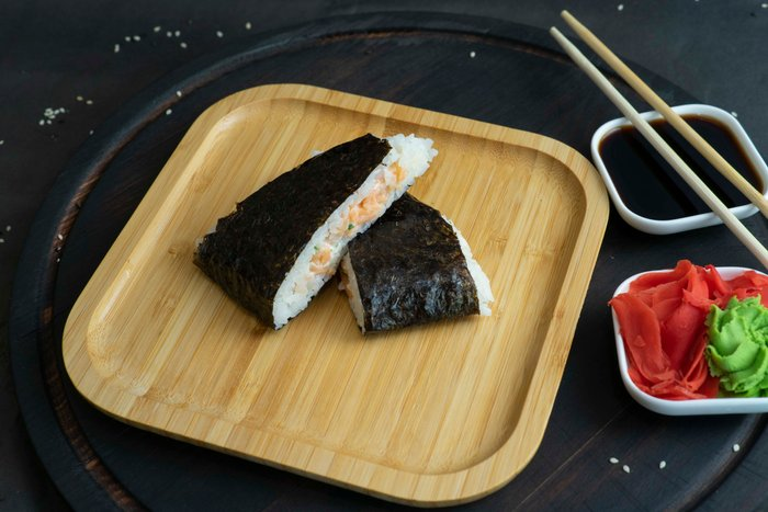 Онигири с лососем