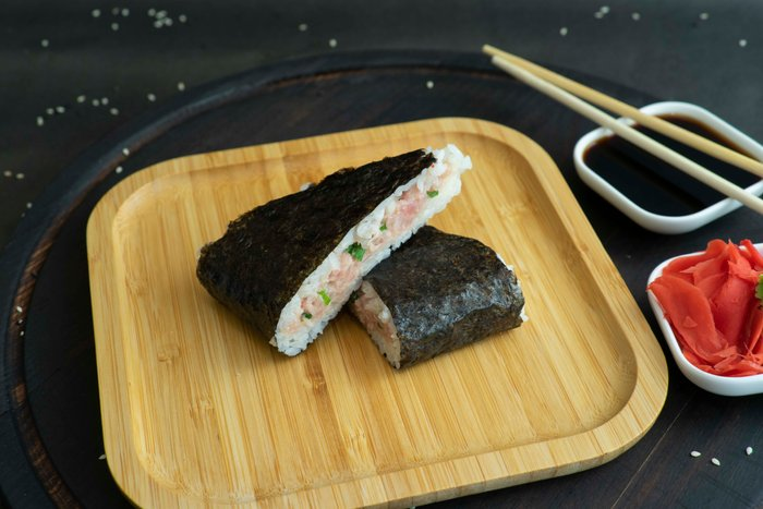 Онигири с тунцом